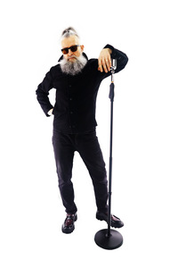 Benjamin russell leaning on mic stand dsc01001 4000 x 6000px